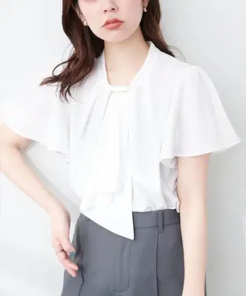 새상품 내추럴 꾸뛰르 블라우스 반팔