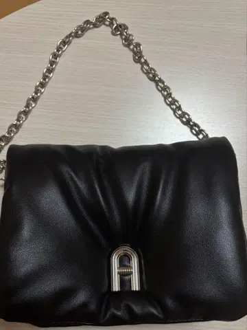 체인 숄더 퍼프 백 블랙