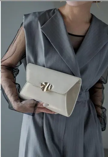 niana 라메 에나멜 클러치백