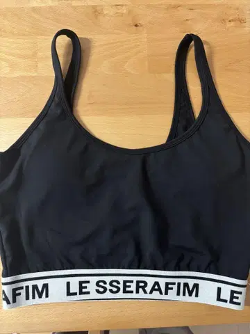 LE SSERAFIM 블랙 크롭 탑