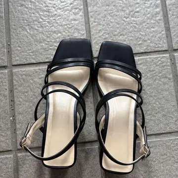 블랙 스트랩 샌들 미들 힐