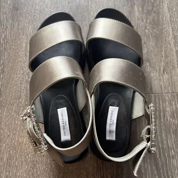 새틴 비쥬 샌들 유나이티드 애로우즈