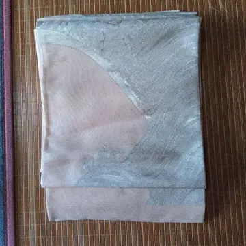 옅은 핑크와 은색의 후쿠로 오비