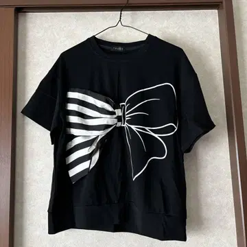 입체 리본 포함 블랙 반팔 티셔츠