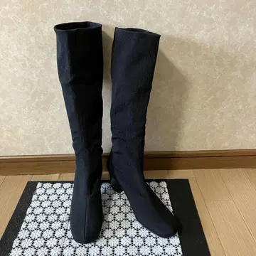계절을 앞서가는 블랙 롱 부츠