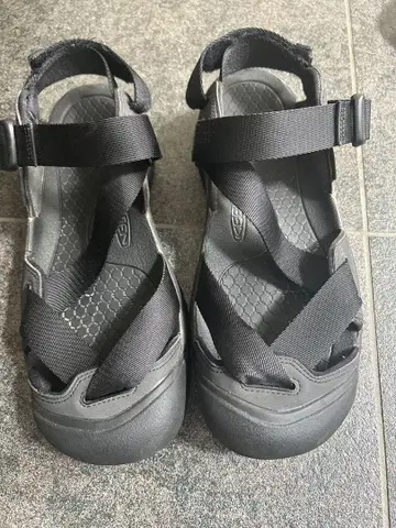 KEEN 블랙 스포츠 샌들