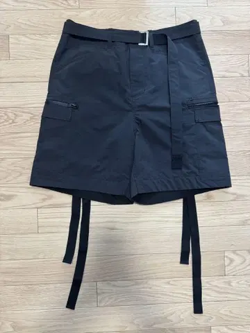 SACAI 매트 태피터 쇼츠 카고 하프 팬츠