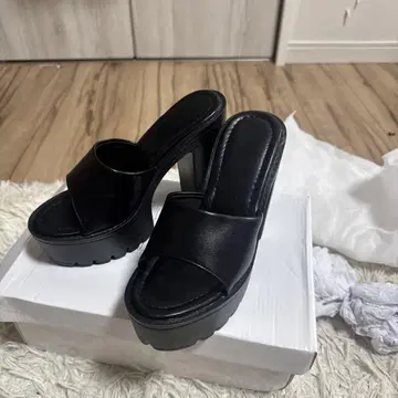 통굽 뉴얼 샌들 미사용 새상품 블랙