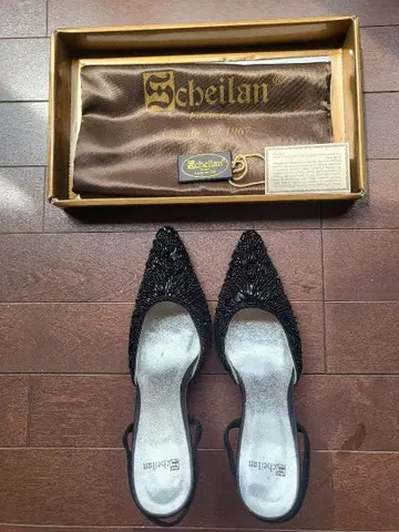 Scheilan 비즈 장식 블랙 하이힐