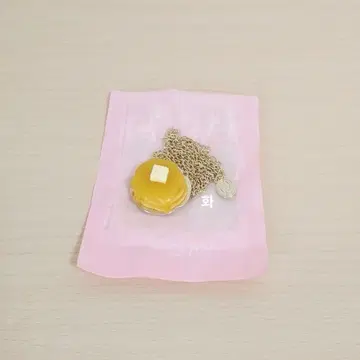 Q-pot. 꿀 버터 팬케이크 목걸이