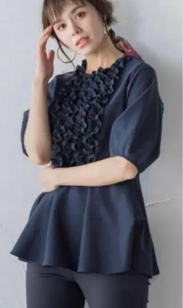 비아지오 블루 프론트 프릴 페플럼 블라우스