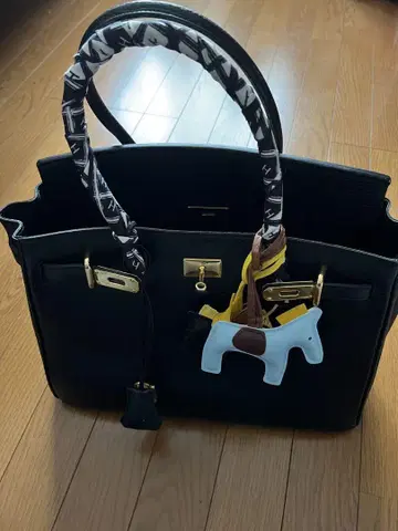 말 참이 포함된 블랙 핸드백