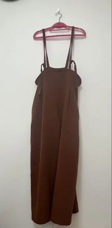 브라운 스트랩이 달린 살로펫