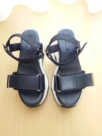 통굽 블랙 샌들