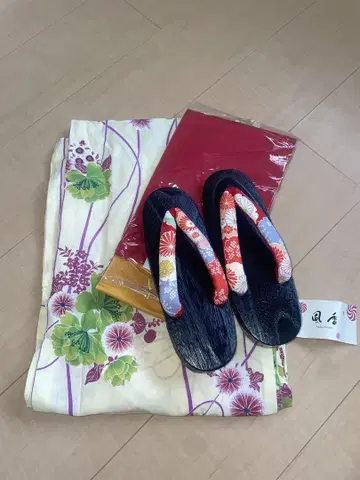 꽃무늬 유카타, 빨간 오비, 검은색 일본 나막신 세트
