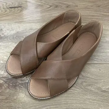 다음 브라운 가죽 크로스 스트랩 샌들