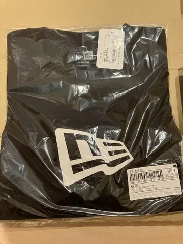 New Era 블랙 티셔츠 M 사이즈 미사용 새상품