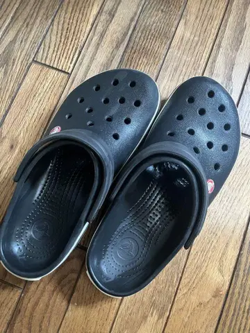 Crocs 블랙 크로그 샌들
