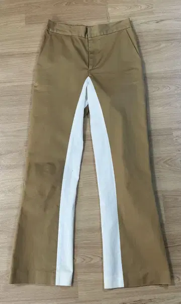 베이지 라인 디자인 팬츠