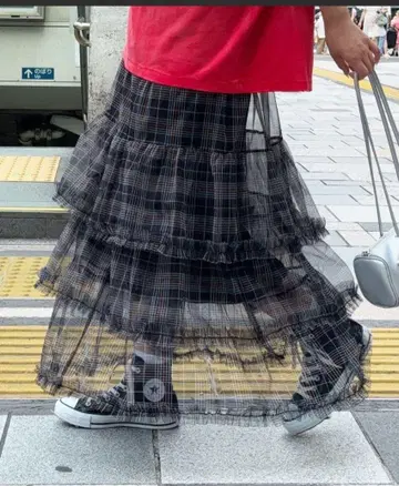 체크 무늬 티어드 롱 스커트