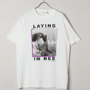 LAYING IN BED 프린트 티셔츠 화이트