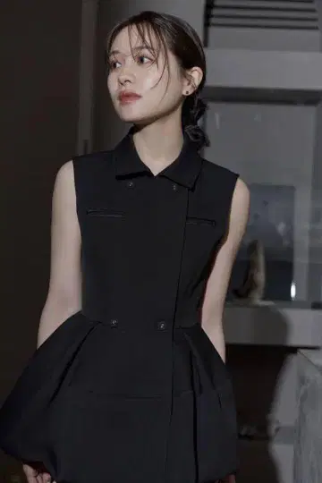 L'AUBE BLANC 블랙 페플럼 탑