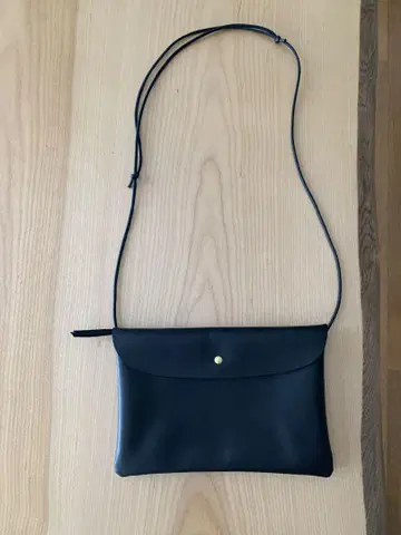 CLASKA & CO. 블랙 가죽 사코슈
