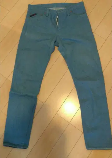 파란색 슬림 핏 데님 팬츠