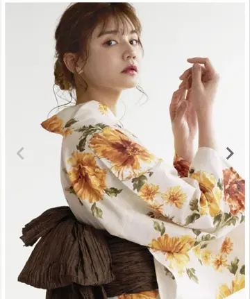Dita 여름 색의 꽃이 겹친 유카타 세트