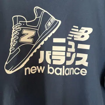 New Balance 카타카나 프린트 티셔츠 스니커즈 레어
