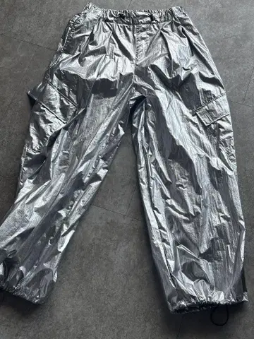 실버 광택 카고 팬츠