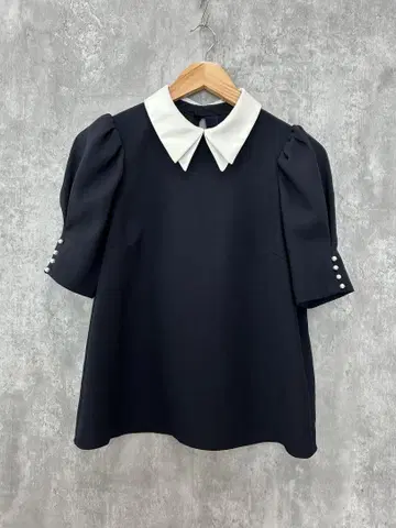리랜드트루 5부 소매 쉬폰 카라 퍼프 블라우스 에토 미사 착용