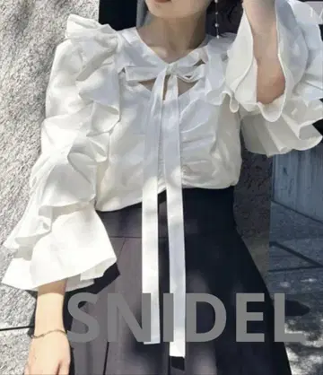 snidel 프론트 슬릿 보타이 블라우스 [새상품급]