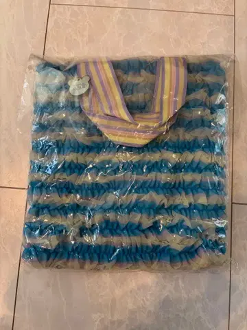 페페 프릴 디자인 토트백 파랑과 크림