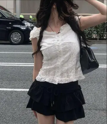 레이스 프릴 슬리브리스 오프숄더 블라우스 한국
