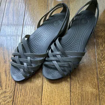 크록스 크로스 스트랩 샌들 블랙