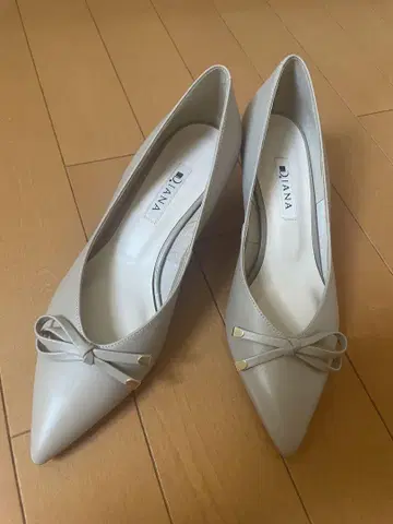 DIANA 다이애나 그레이 리본 포함 펌프스 5cm