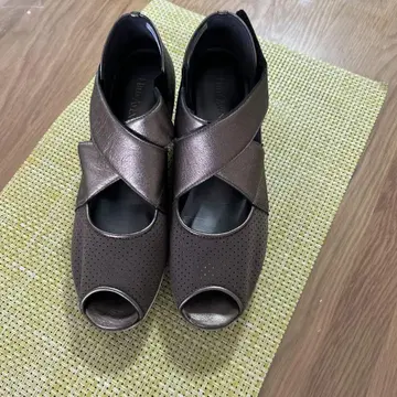 힐즈 애비뉴 브라운 오픈토 크로스 스트랩 신발