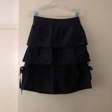 다크 네이비 3단 프릴이 귀여운 스커트