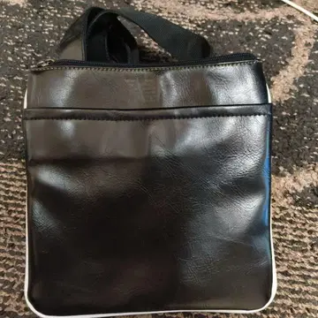 Armani Jeans 블랙 숄더백
