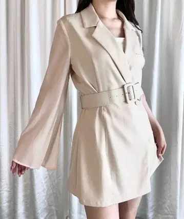NOMAE 시어 슬리브 테일러드 원피스 아이보리