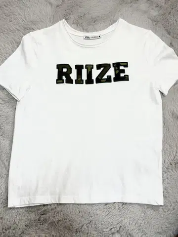 RIIZE 로고 와펜 부착 티셔츠