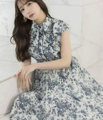 프릴이 달린 플라워 프린트 셔츠 플리츠 원피스 네이비