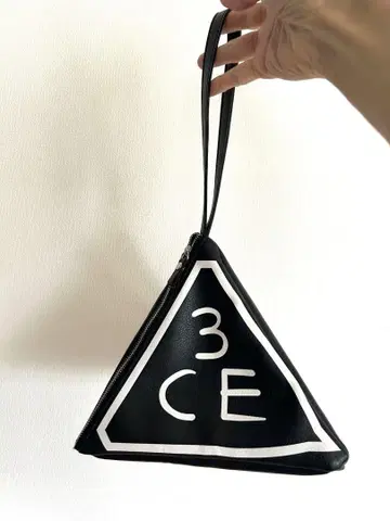 3CE 삼각형 파우치 블랙