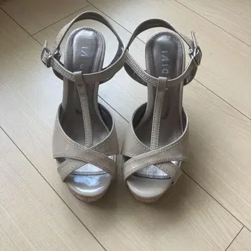 베이지 합성 피혁 샌들 하이힐