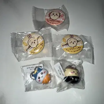 치이카와 쿠라스시 피규어 키링 캔뱃지 하치와레 토끼 세트
