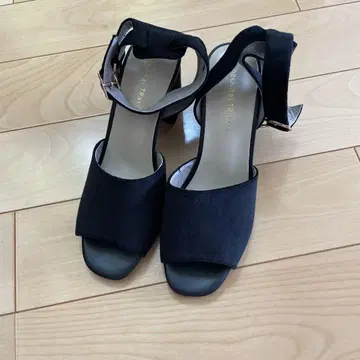 ORiental TRaffic 블랙 샌들 8cm 힐