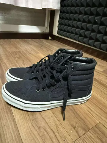 Vans 블랙 하이컷 스니커즈