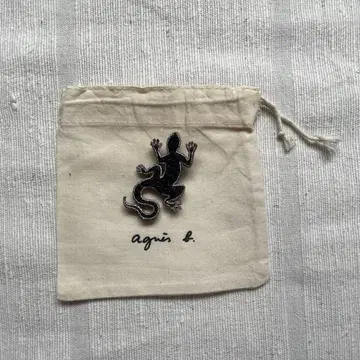 agnes.b 레자르 도마뱀 자수 핀 배지 블랙