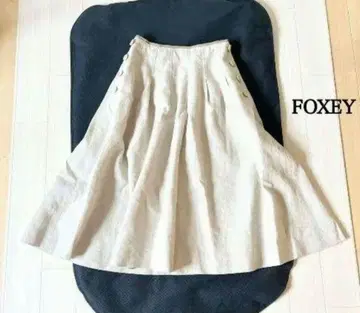 FOXEY 베이지 플레어 스커트